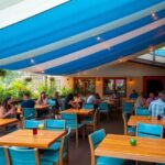 Cómo proteger una terraza de bar del sol y la lluvia con toldos