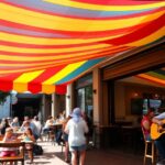 Ejemplos de toldos en locales de barrio que atraen más miradas